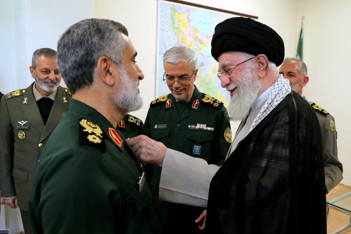 Ayatollahul Ali Khamenei L-a Decorat Pe Comandantul Iranian Care A Coordonat Atacul Asupra Israelului