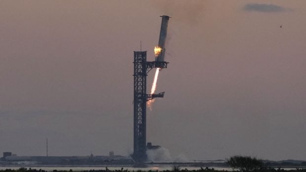 SpaceX reușește o manevră istorică: primul test de capturare a booster-ului Super Heavy I VIDEO