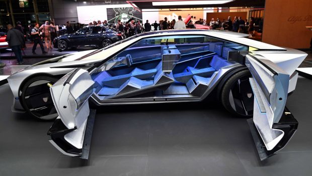 Salonul Auto de la Paris prezintă inovații uimitoare, de la mașini care „înoată” până la volane dreptunghiulare | VIDEO