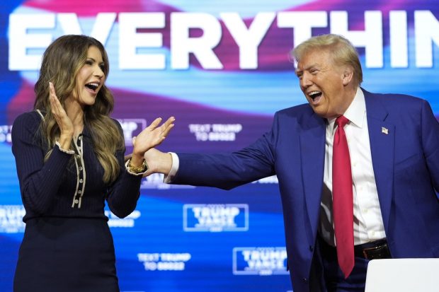 Donald Trump a dansat 40 de minute la un miting electoral. Kamala Harris, despre momentul bizar: „Sper că este bine” I VIDEO