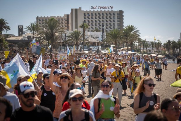 Turiștii străini din Tenerife, goniți de localnicii deranjați de turismul excesiv: „Nu avem paturi suficiente pentru toți” | VIDEO