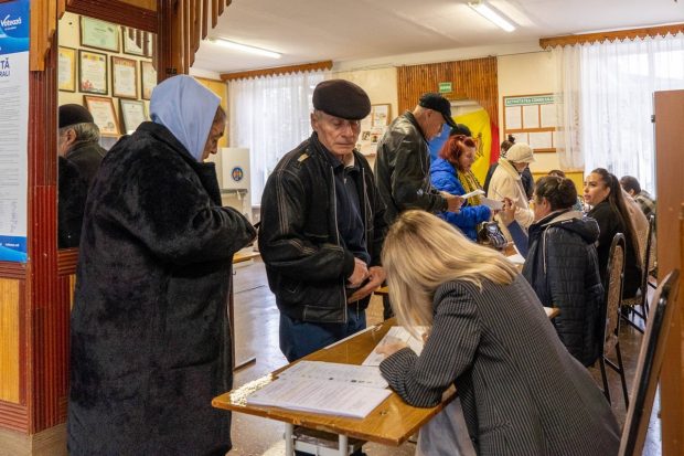 LIVETEXT Alegeri prezidențiale și referendum în Republica Moldova. Rezultate finale: contre între Maia Sandu și Kremlin