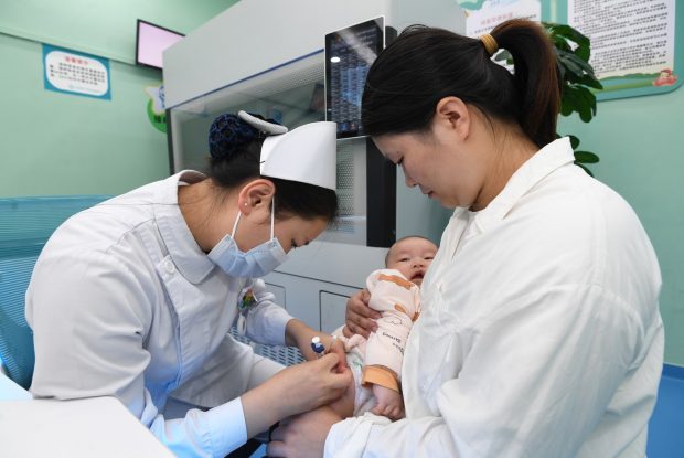 Femeilor din China le este tot mai teamă să aibă copii. Regimul de la Beijing încearcă să înțeleagă de ce