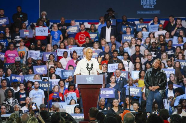 Momentul în care Obama face rap pe o melodie lui Eminem și-l invită pe rapper pe scenă | VIDEO