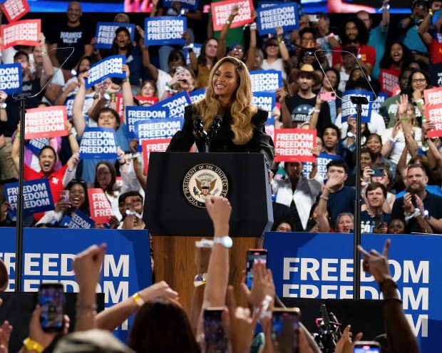 Beyoncé, alături de Kamala Harris la un miting electoral în Houston: „Nu sunt aici ca vedetă, sunt aici ca mamă” | VIDEO