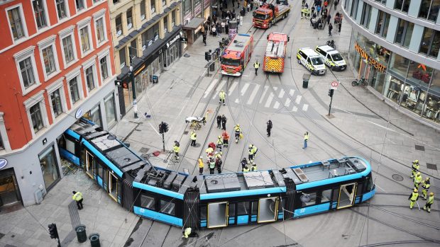 Un tramvai a deraiat la Oslo şi a intrat într-un magazin din centrul orașului. Patru oameni au fost răniți I VIDEO