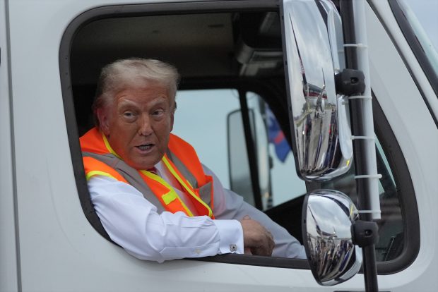 Donald Trump a condus o mașină de gunoi pentru a-l ironiza pe Biden: „Vă place mașina mea de gunoi?”| VIDEO