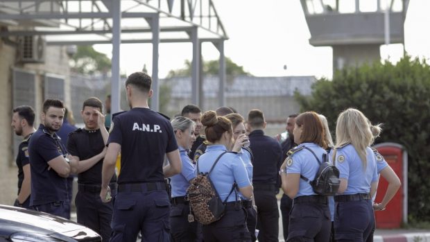 Poliţiştii din penitenciare ies în stradă. Cer soluţii pentru corupţie, lipsă de personal şi condiţii de muncă precare