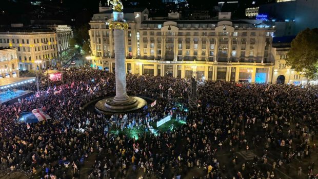 Ample proteste în capitala Georgiei, în urma scrutinului parlamentar contestat de UE. Viktor Orban, huiduit de protestatari | VIDEO