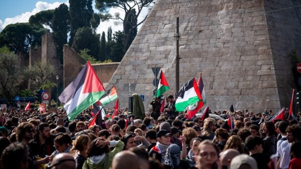 Violențe între poliție și protestatari palestinieni la Roma în pragul marcării unui an de la atacul comis de Hamas | VIDEO