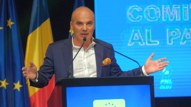 Rareș Bogdan, derapaj de limbaj. L-a numit „dobitoc” pe managerul TAROM care a vândut sloturile din Londra