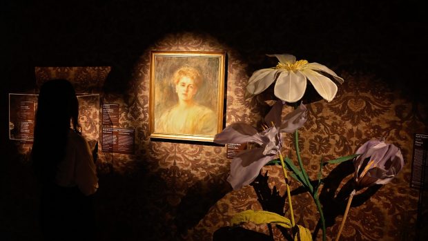 Regina Maria, de la colecționară și pictoriță, la designer de mobilier. Unde pot fi admirate piesele proiectate și pictate de fosta suverană