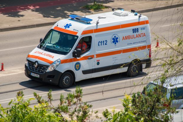 Ambulanțele din România au și 20 de ani vechime. O ambulanță din Vaslui a luat foc din cauza uzurii