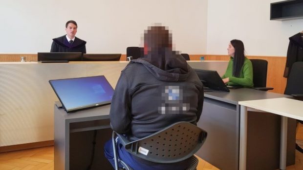 Român prins cu doi păstrăvi vii în rucsac, judecat și condamnat în Austria: „N-am știut că se sufocă”