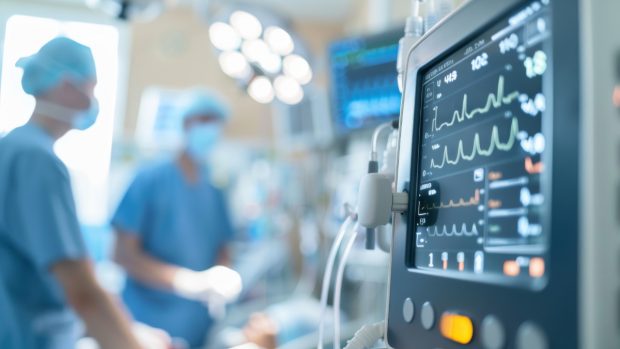 Un donator de organe în moarte cerebrală s-a trezit pe masa de operație, chiar înainte să-i fie scoasă inima din piept