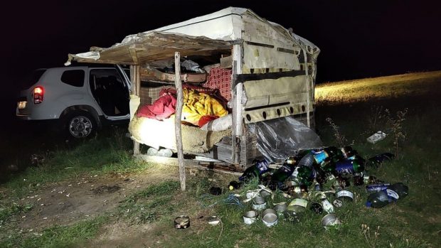 Oameni tratați ca sclavi la ferme din Covasna, după ce taximetriștii îi racolau din gări și îi „vindeau” ciobanilor