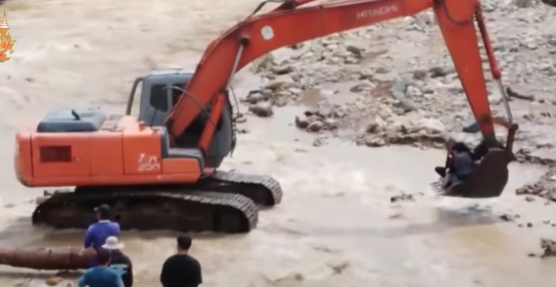 O femeie în travaliu a trecut râul umflat în cupa excavatorului, după ce un pod s-a prăbușit în urma inundațiilor, în Thailanda | VIDEO