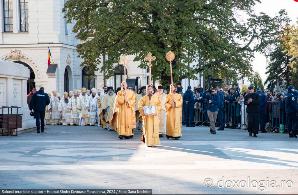 Cea mai mare Liturghie ținută în Moldova, la Iași: 35.000 de oameni s-au rugat Sfintei Parascheva, alți 46.000 stăteau la coadă pentru a ajunge la moaște