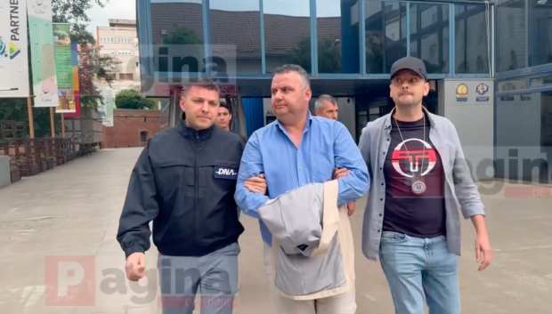 Culmea interceptărilor. Fost șef de la Imigrări Caraș-Severin, acuzat de corupție, înregistrat de DNA în timp ce vorbește singur: „Care … e ăsta!? Nu înțeleg”
