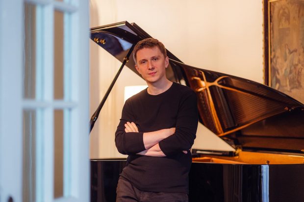 Sergiu Tuhuțiu prezintă „Piano Colours”, un spectacol de muzică clasică, electronică și dans contemporan. Când are loc evenimentul