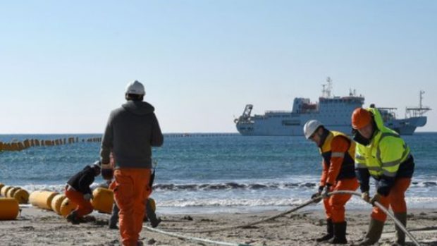 Cablurile submarine transportă 99% din datele digitale pe fundul oceanului. Reportaj BBC cu oamenii care le repară