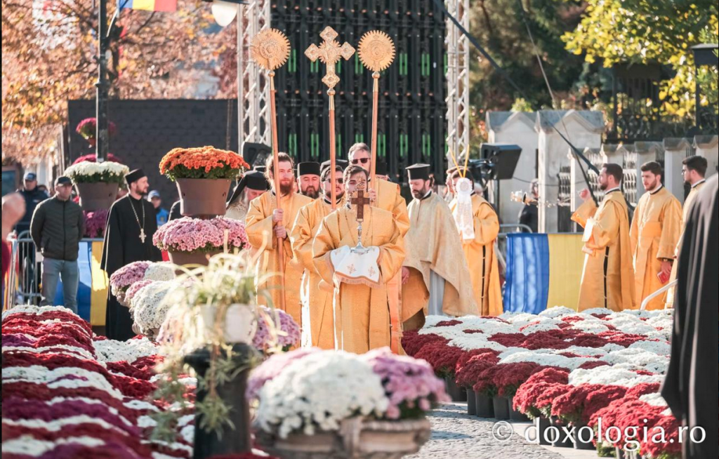 Cea mai mare Liturghie ținută în Moldova, la Iași: 35.000 de oameni s-au rugat Sfintei Parascheva, alți 46.000 stăteau la coadă pentru a ajunge la moaște