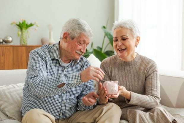 Ministerul Muncii modifică legea pensiilor. Sumele încasate în plus rămân la pensionari