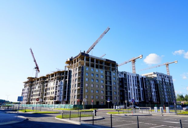 PSD intervine în scandalul imobiliar și depune un proiect care protejează românii de țepele din acest domeniu. PNL și-a amintit că are un proiect de acum 5 ani, pe care s-a pus praful