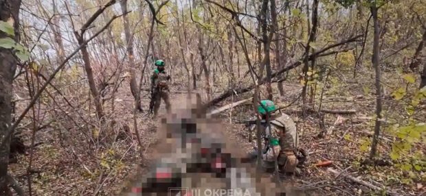 „E rus, dar mi-e milă de el!” Soldații ucraineni s-au filmat în timp ce cucereau tranșeele armatei ruse, ascunse într-o pădure | VIDEO