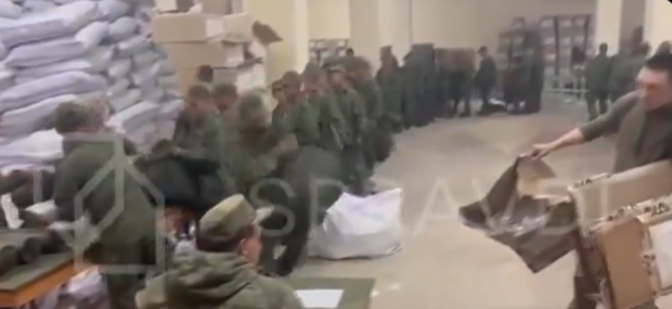 Soldații din Coreea de Nord trimiși să lupte de partea Rusiei în Ucraina au fost filmați când primesc uniforme rusești | VIDEO