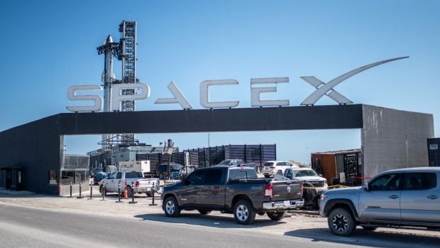 SpaceX, la al cincilea zbor de testare. Plan îndrăzneț de prindere a mega-rachetei Starship înainte de aterizare | VIDEO