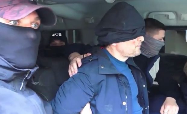 Momentul în care FSB-ul rusesc îl arestează pe un bărbat suspectat de colaborare cu CIA | VIDEO