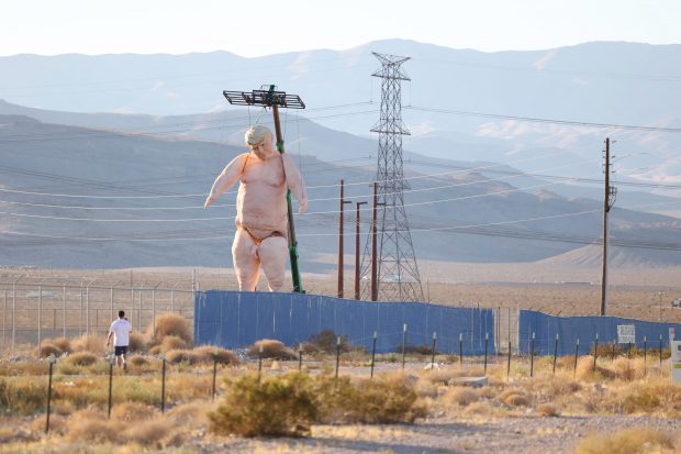 Statuie uriașă cu Donald Trump dezbrăcat, pusă pe o autostradă lângă Las Vegas înaintea alegerilor prezidențiale din SUA