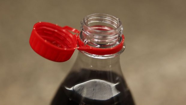 Capacele atașate de sticlele de plastic produc un șoc cultural printre turiștii din SUA. „Ce mă zgârie pe față?”