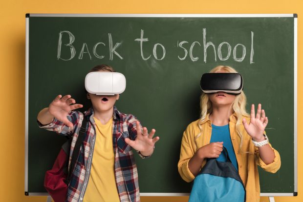 Tehnologii inovatoare: Cum realitatea virtuală (VR) și realitatea augmentată (AR) schimbă învățarea online