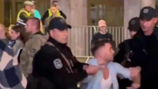 Ucraineni scoși din cluburile de noapte din Kiev și trimiși la înrolare | VIDEO