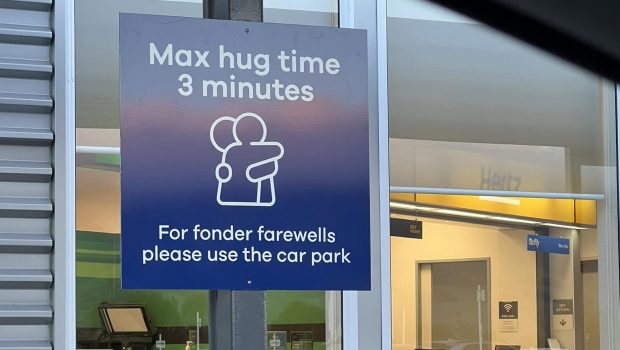 Un aeroport din Noua Zeelandă a impus o limită de 3 minute pentru îmbrățișări: „Pentru despărțiri mai afectuoase, vă rugăm să folosiți parcarea”