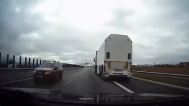 Șofer de 85 de ani, surprins în timp ce circula pe contrasens, pe centura ocolitoare a Bacăului. A fost amendat și a rămas fără permis pentru 4 luni | VIDEO