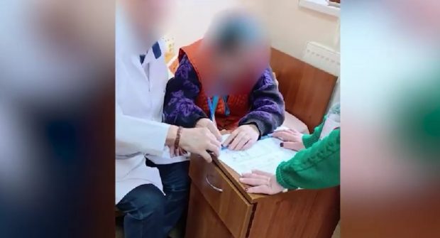 Un medic a fost filmat când „ajută” pacienţii unui azil să voteze la alegerile din Moldova: „Vrei cu Stoianoglo, da?” | VIDEO