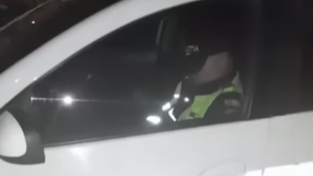 Un polițist și un jandarm din Vrancea au fost surprinși dormind în timpul serviciului | VIDEO