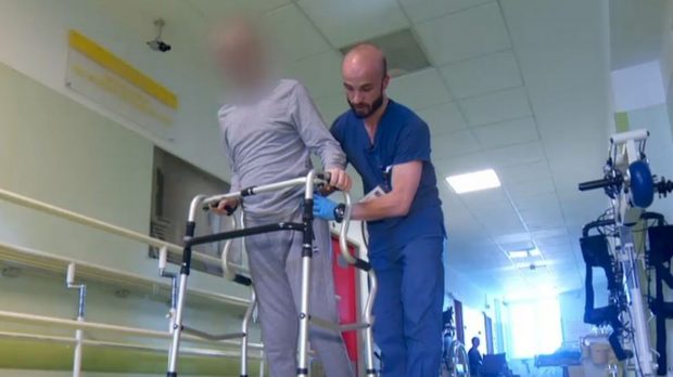 Un tânăr din București a paralizat brusc din cauza unui virus. Medicii au anunțat familia că nu va supraviețui