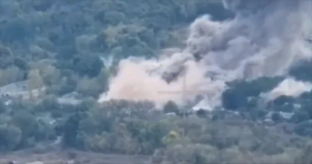 Momentul în care două rachete trase de ucraineni pulverizează clădirea în care se aflau soldați ruși operatori de drone, în Kursk I VIDEO
