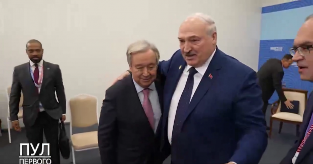 Secretarul general al ONU, António Guterres, se îmbrățișează cu liderul Belarusului, Alexandr Lukașenko. Acesta este un aliat al lui Putin | VIDEO