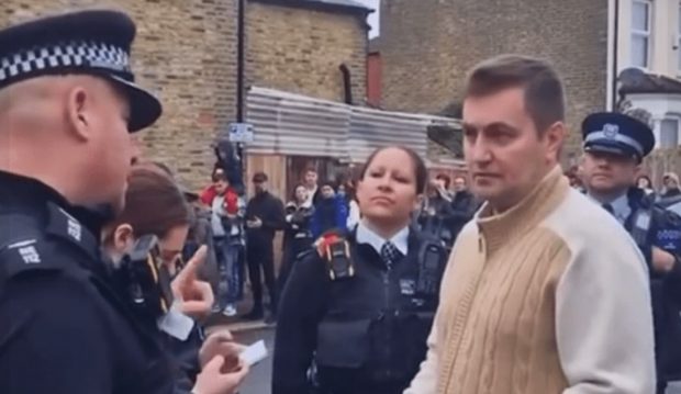 Un oligarh moldovean s-a certat cu alegătorii în fața unei secții de votare din Londra: „Voi nu știți nimic” | VIDEO