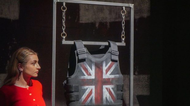 Vesta antiglonț Banksy, făcută celebră de rapperul Stormzy, s-a vândut cu 930.000 de euro