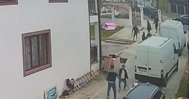 Săbii, topoare și bâte au fost folosite de două familii din Galați pentru a-și regla conturile. Pagubele sunt uriașe
