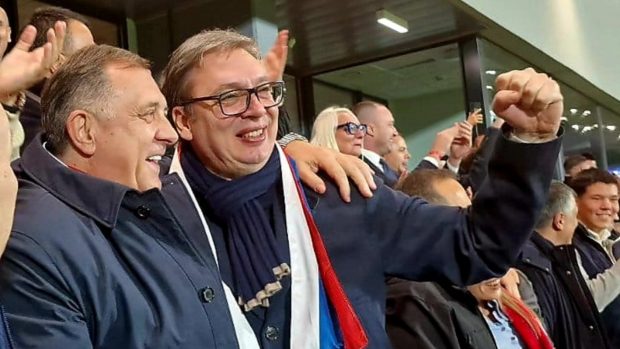 Președintele sârb Aleksandar Vucici a sărbătorit victoria naționalei de fotbal în fața Elveției cu o eșarfă cu steagul Rusiei la gât: „Calul troian al Moscovei” | VIDEO