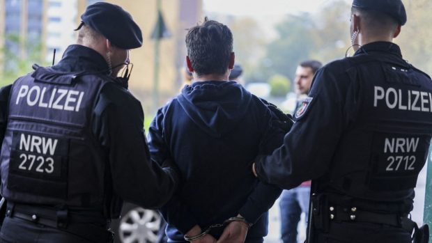 400 de polițiști au blocat ieșirile din blocul în care sunt înregistrați 1.414 locatari, între care 300 de copii, într-o razie fără precedent, în Duisburg