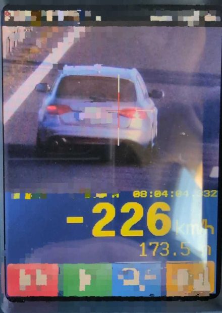 Șofer prins de radar cu 226 km/h pe Autostrada A4. Polițiștii l-au amendat și i-au reținut carnetul