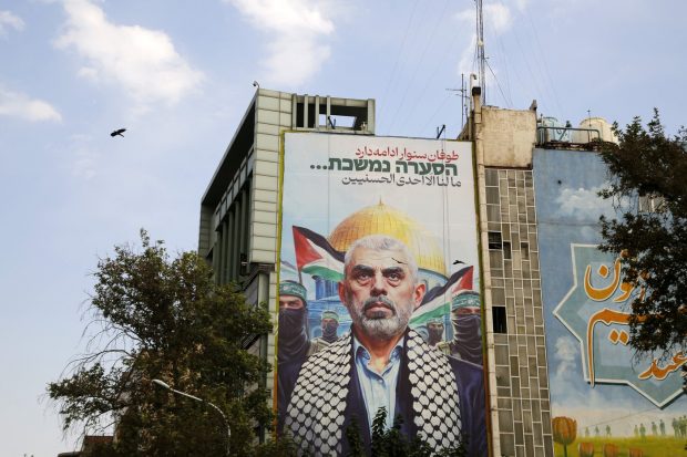 Războiul psihologic pentru Gaza. Palestinienii primesc pliante cu trupul lui Yahya Sinwar: „Hamas nu va mai conduce Gaza” | VIDEO